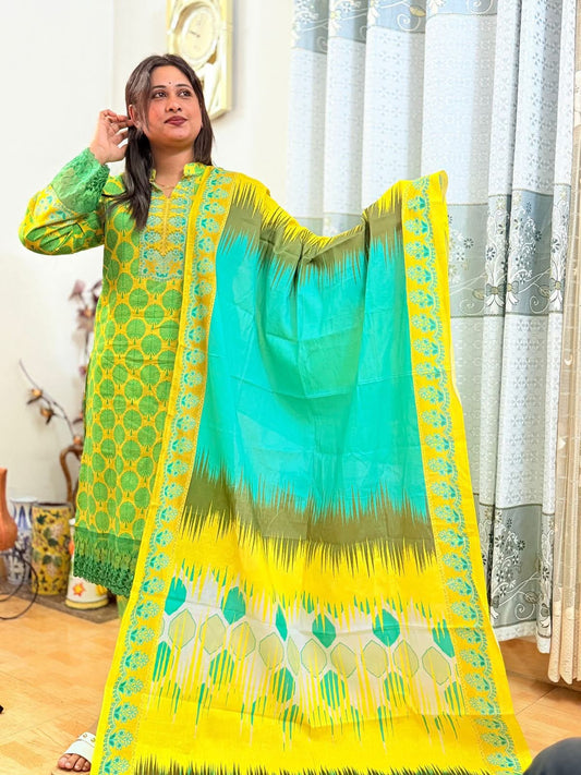 চিকনকারি এমব্রয়ডারি থ্রি-পিস পাকিস্তানি