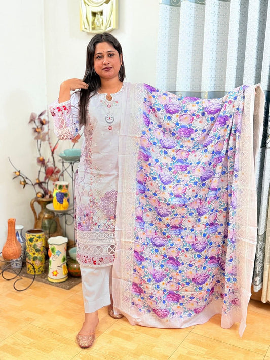 চিকনকারি এমব্রয়ডারি থ্রি-পিস পাকিস্তানি সুট