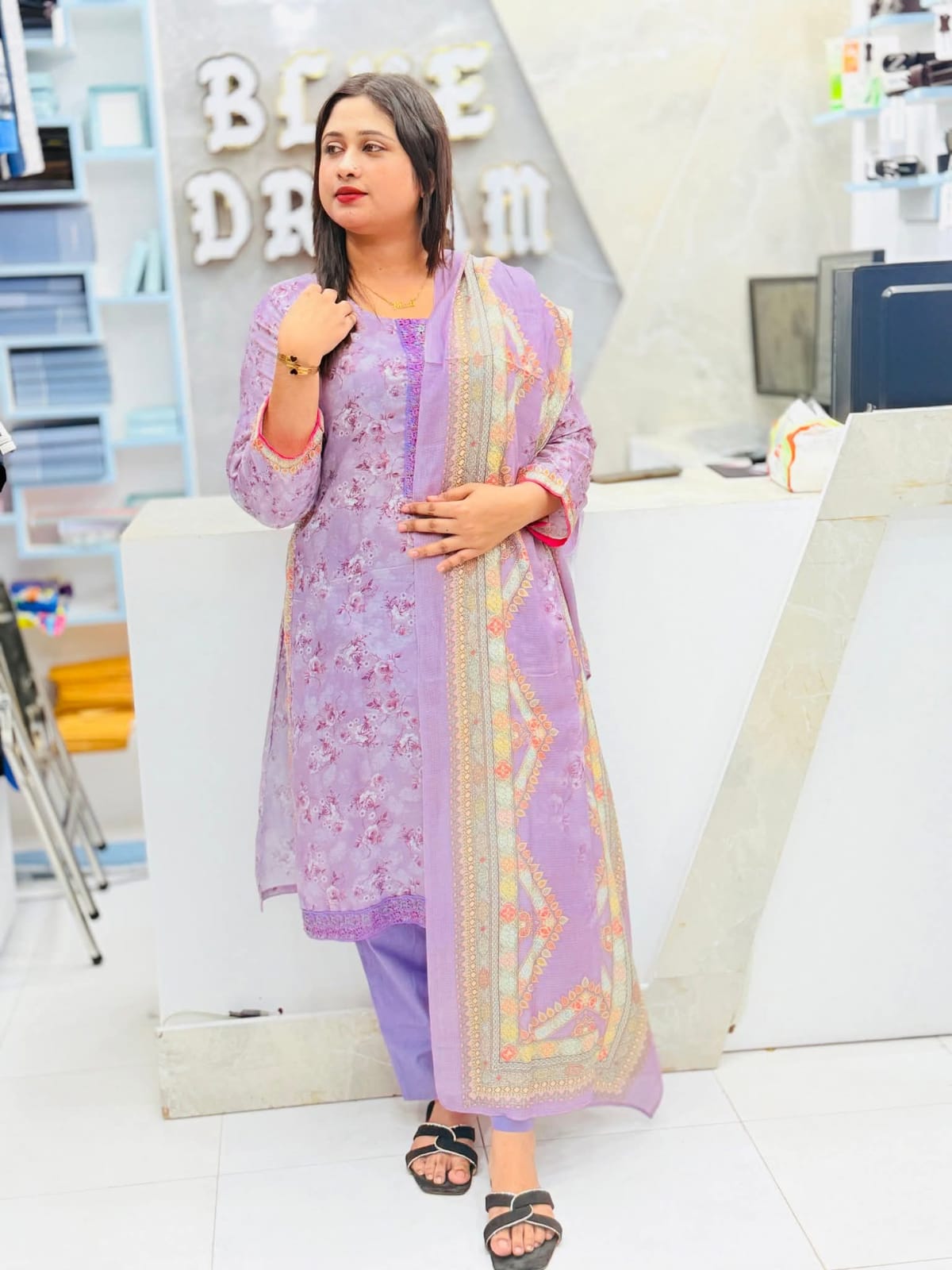 ফ্লোরাল প্রিন্টেড পাকিস্তানি থ্রি-পিস ।