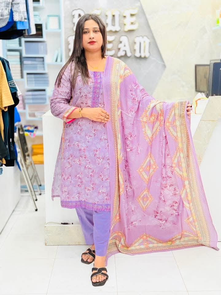 ফ্লোরাল প্রিন্টেড পাকিস্তানি থ্রি-পিস ।