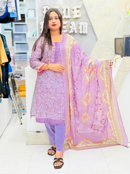 ফ্লোরাল প্রিন্টেড পাকিস্তানি থ্রি-পিস ।