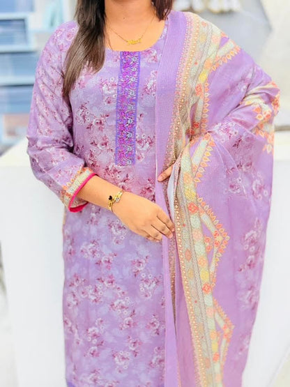 ফ্লোরাল প্রিন্টেড পাকিস্তানি থ্রি-পিস ।