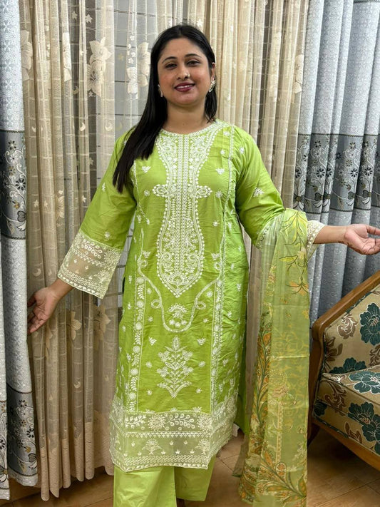 চিকনকারি এমব্রয়ডারি থ্রি-পিস পাকিস্তানি